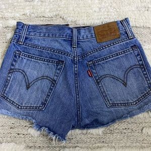 Levi’s 25 high rise Jean shorts